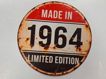 Ijzeren wanddecoratie 1964 beschikbaar voor biedingen