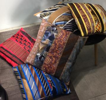 kussens met stropdassen beschikbaar voor biedingen