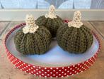 3 gehaakte pompoenen kalebassen olijfgroen herfst in 1 koop, Ophalen of Verzenden, Nieuw, Binnen