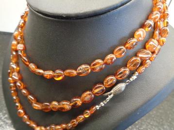 Granaten ketting met zilveren slot beschikbaar voor biedingen