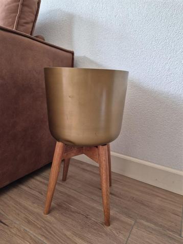 Goudkleurige bloempot op houten pootjes 50 cm beschikbaar voor biedingen
