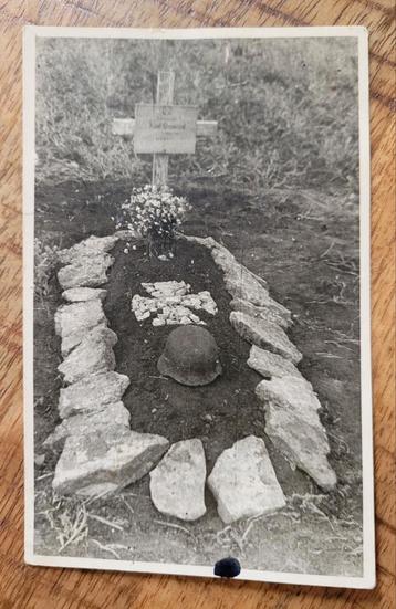 Duits veldgraf foto WW2 met Stahlhelm  beschikbaar voor biedingen
