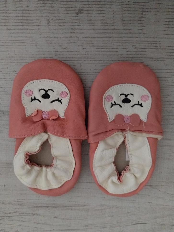 Roze leren babyslofjes met poes maat 20, Kinderen en Baby's, Babykleding | Schoentjes en Sokjes, Zo goed als nieuw, Meisje, Slofjes