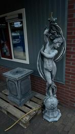 Mooi groot tuinbeeld op sokkel, Tuin en Terras, Tuinbeelden, Ophalen, Zo goed als nieuw