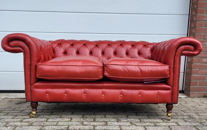 Chesterfield bank Burlington rood leer.  Nieuw, Huis en Inrichting, Banken | Bankstellen, Gebruikt, Rechte bank, Tweepersoons