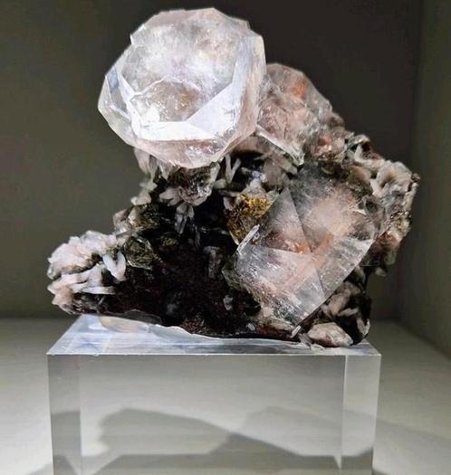 Pseudo-kubische Apofyliet en Stilbiet op
Hematiet matrix, Verzamelen, Mineralen en Fossielen, Mineraal, Ophalen of Verzenden