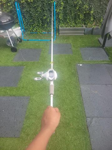Witte baitcaster combo set beschikbaar voor biedingen