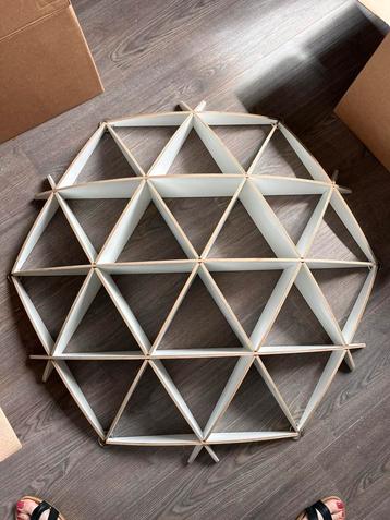 Houten hexagon wandmeubel beschikbaar voor biedingen