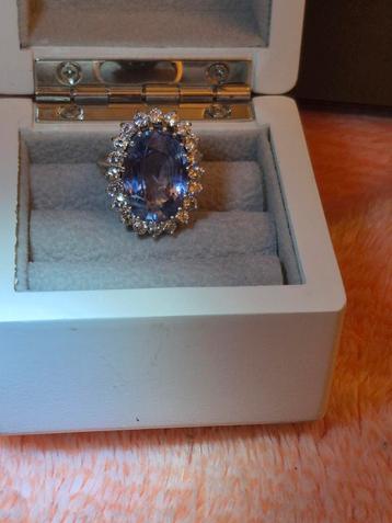 Witgouden ring met saffier en ca.2crt diamant beschikbaar voor biedingen