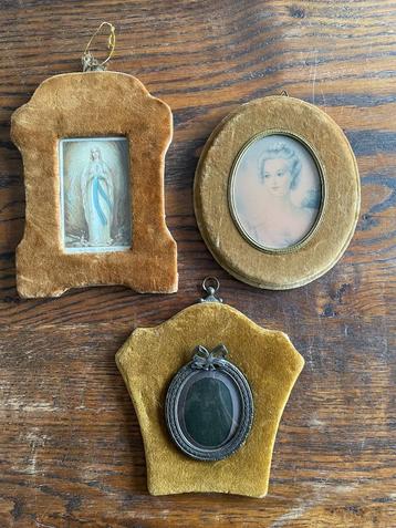 3x bijzondere antieke fotolijstjes met fluweel  beschikbaar voor biedingen