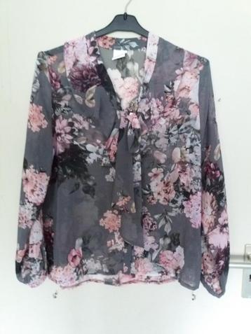 Een grijze gebloemde transparante blouse met lange mouwen. beschikbaar voor biedingen