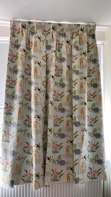 Verduisterende gordijnen beschikbaar voor biedingen