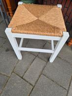 Leuk vintage blank eiken wit krukje met rieten zitting, Huis en Inrichting, Stoelen, Riet of Rotan, Wit, Ophalen of Verzenden