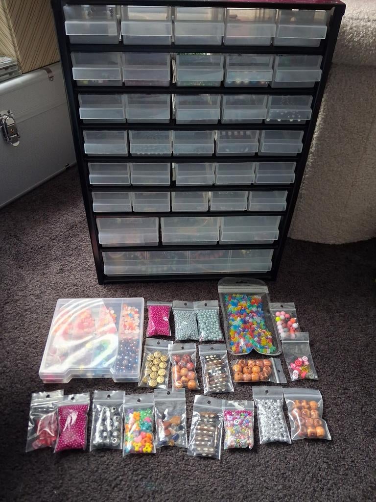 Kralen kast met zakjes kralen, Hobby en Vrije tijd, Kralen en Sieraden maken, Ophalen of Verzenden, Gebruikt, Kraal