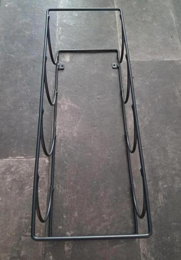 Metalen wijnrek voor aan de muur beschikbaar voor biedingen