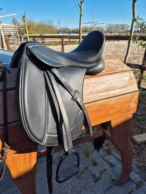 17 inch norton dressuurzadel, Dieren en Toebehoren, Paarden en Pony's | Zadels, Zo goed als nieuw, Dressuur, Ophalen of Verzenden