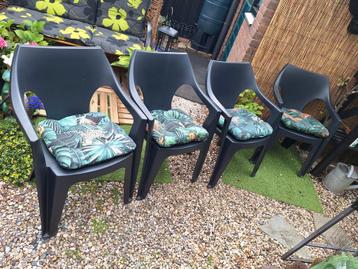  4 Stapelbare kunststoftuinstoeltjes beschikbaar voor biedingen