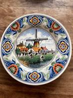 Delfts aardewerk bord met molen en koeien, Ophalen of Verzenden
