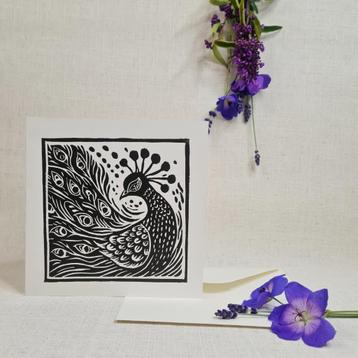 Dubbele wenskaart 15x15 cm. met envelop. pauw, linosnede beschikbaar voor biedingen