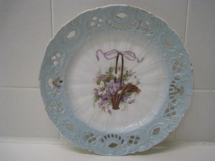 Bord wit met licht blauwe rand met gaten, Antiek en Kunst, Antiek | Porselein, Ophalen of Verzenden