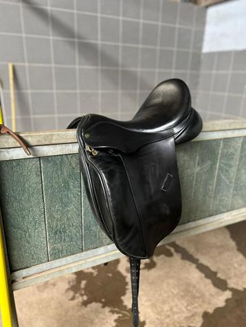 Crown 17,5 inch dressuurzadel beschikbaar voor biedingen