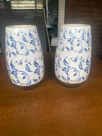 Twee decoratieve vazen, 27 cm hoog, Ophalen, Gebruikt, Blauw, Aardewerk of Porselein