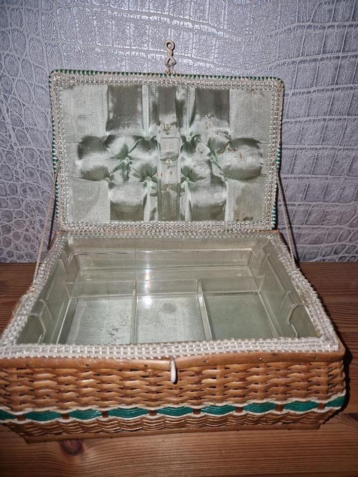 Een mooie bewerkte vintage opberg box voor naai attributen, Hobby en Vrije tijd, Naaien en Fournituren, Gebruikt, Overige typen