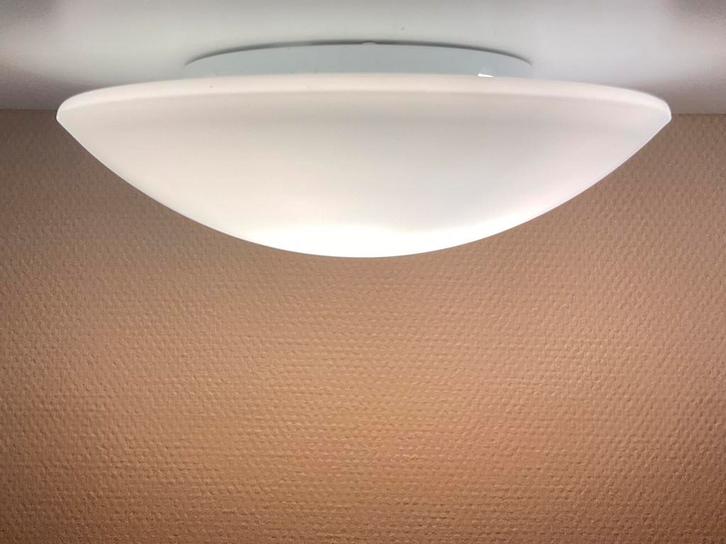 Prachtige vintage plafondlamp van Deknudt melkglazen kap, Huis en Inrichting, Lampen | Plafondlampen, Gebruikt, Glas, Metaal, Ophalen of Verzenden