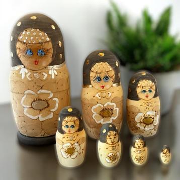 7 Matroeskas poppen handgeschilderd. beschikbaar voor biedingen