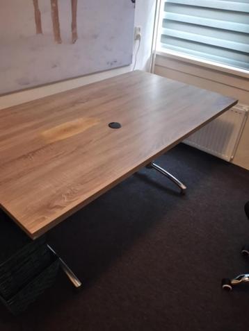 Bureau  beschikbaar voor biedingen