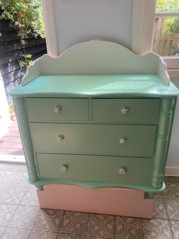 Nette commode met losse onderkast/verhoger beschikbaar voor biedingen