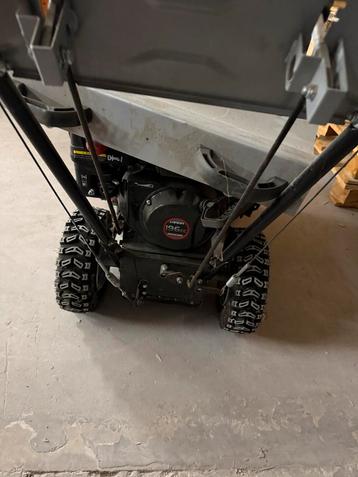 Veegmachine met benzinemotor en sneeuwschuiver beschikbaar voor biedingen