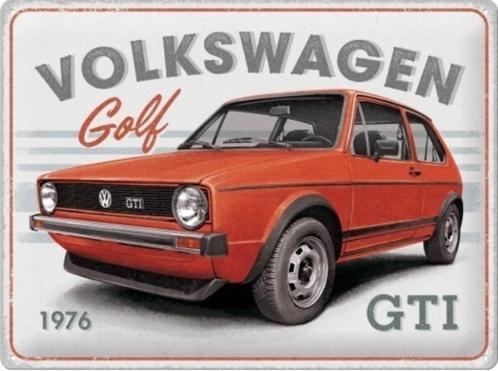 VW Golf GTI 1976.  Metalen wandbord in reliëf 30x40 cm., Huis en Inrichting, Woonaccessoires | Wanddecoraties, Nieuw, Ophalen of Verzenden