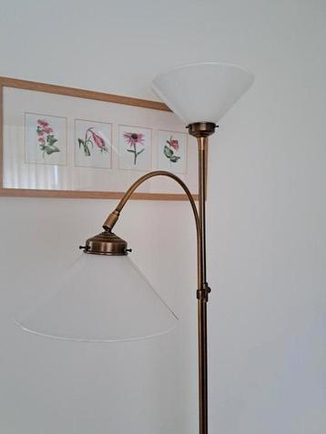 Vloerlamp van Messing met 2 melkglazen kelken ( heel). beschikbaar voor biedingen