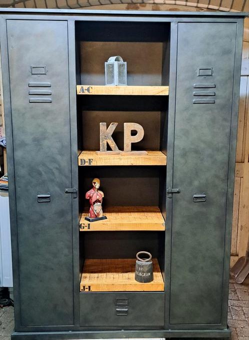 Grote metalen industriële locker kast in groen met betonlook, Huis en Inrichting, Kasten | Boekenkasten, Zo goed als nieuw, Minder dan 100 cm