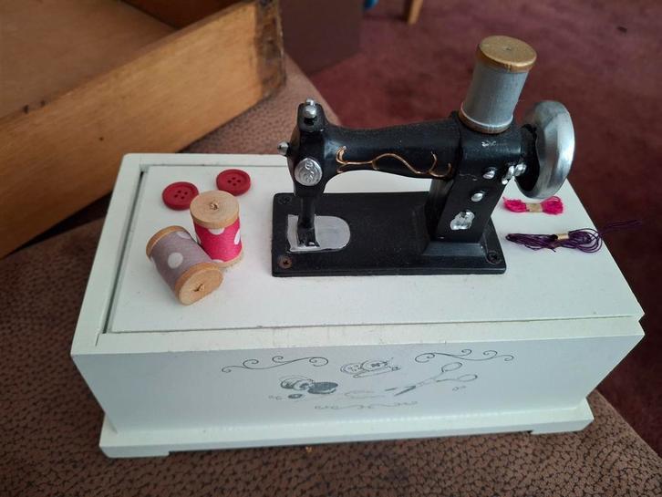 Houten Naaimachine Kistje, Antiek en Kunst, Antiek | Naaimachines, Ophalen of Verzenden
