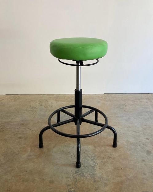 Werk kruk met groene zitting in hoogte verstelbaar 54-70 cm, Huis en Inrichting, Krukjes, Nieuw, IJzer, In hoogte verstelbaar