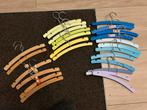25 Houten baby/ kinder kledinghangers - diverse kleuren, Ophalen of Verzenden, Gebruikt, Hout, Kinderen en Volwassenen