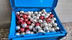 Ruim 100 kerstballen in bak rood en zilver 5 cm diameter, Diversen, Ophalen of Verzenden, Zo goed als nieuw