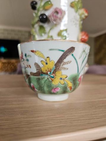 Chinese kopje met vlinders beschikbaar voor biedingen