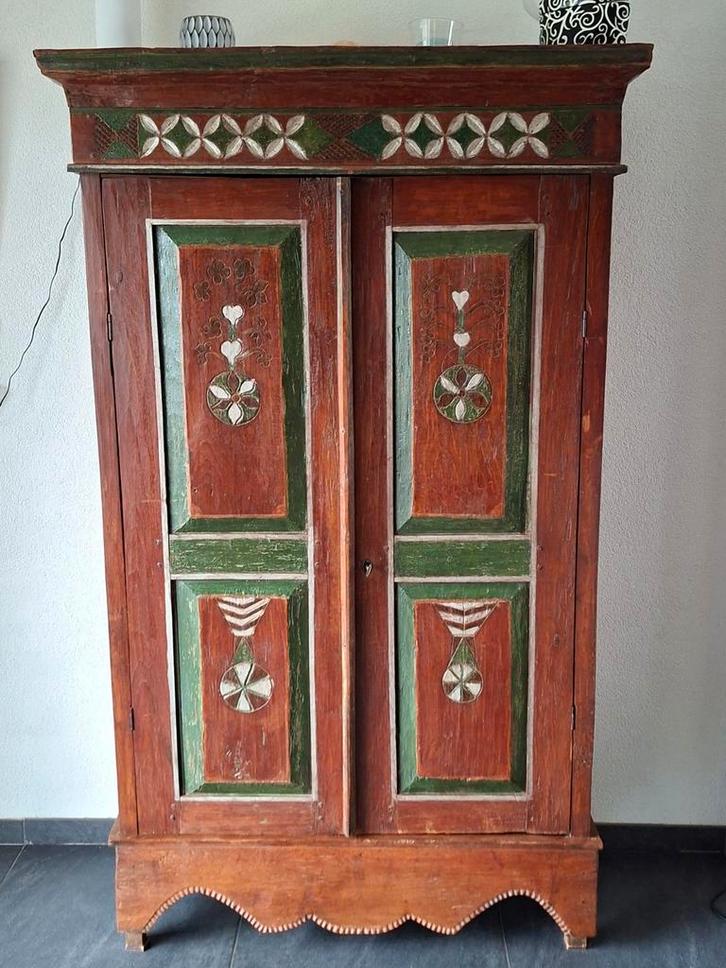 Antieke Indonesische Kast met Handgeschilderde Details, Antiek en Kunst, Antiek | Meubels | Kasten, Ophalen of Verzenden