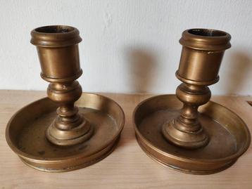 Twee antieke koper of bronzen kandelaars beschikbaar voor biedingen