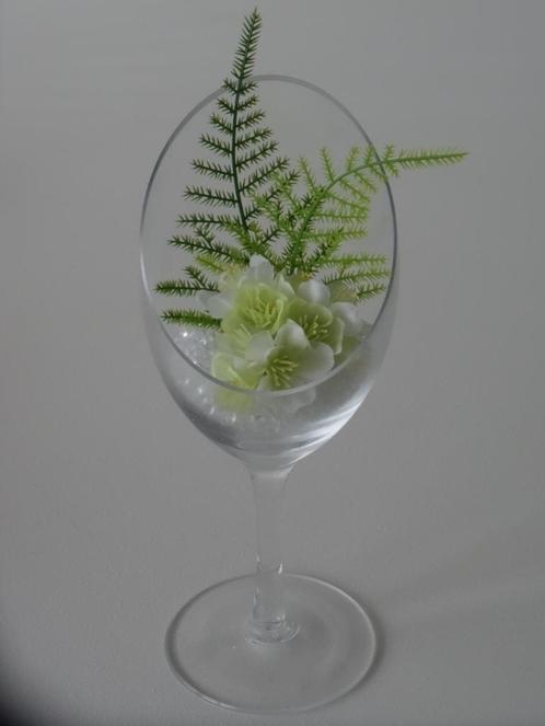 Bloesem, aspergetakjes en decoratieparels in schuin wijnglas, Huis en Inrichting, Woonaccessoires | Kunstplanten en Kunstbloemen