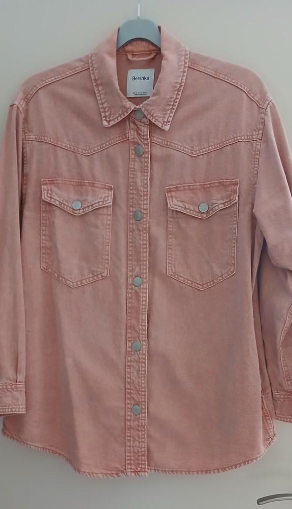Bershka roze jas / spijkerjack / blouse, Kleding | Dames, Jasjes, Kostuums en Pakken, Nieuw, Jasje, Maat 42/44 (L), Roze, Ophalen of Verzenden