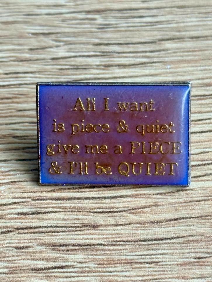 Pin All I want is piece & quiet, Verzamelen, Speldjes, Pins en Buttons, Gebruikt, Speldje of Pin, Overige onderwerpen, Ophalen of Verzenden