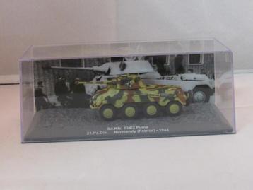 Tank in vitrine beschikbaar voor biedingen