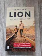 Lion - Saroo Brierley - Mijn Lange Weg Naar Huis, Boeken, Ophalen of Verzenden, Zo goed als nieuw, Saroo Brierley, Film, Tv en Media