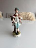 Antiek Porseleinen Beeldje van een Man met Bloemen, Antiek en Kunst, Ophalen of Verzenden