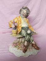 Porseleinen beeld man op bankje capodimonte, Ophalen of Verzenden, Zo goed als nieuw, Mens