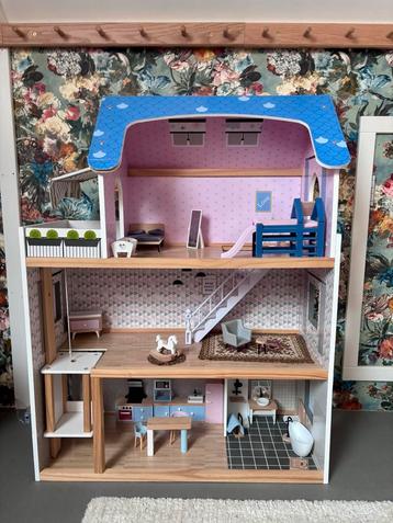 Poppenhuis met Meubels & Poppen beschikbaar voor biedingen